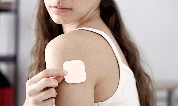 Plastry antykoncepcyjne można naklejać na skórę brzucha, pośladków, ramion, pleców lub ud.
