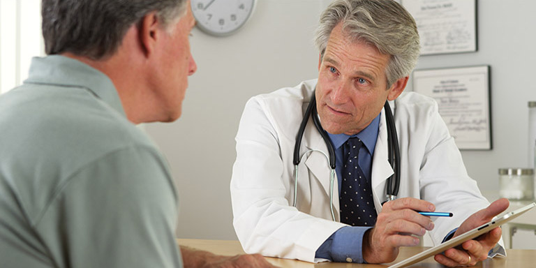 Rak prostaty w rodzinie zwiększa ryzyko rozwoju nowotworu. Jakiekolwiek niepokojące objawy powinny skónić do natychmiastowej konsultacji z lekarzem.