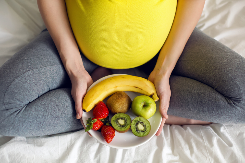 Jeść dla dwojga to nie znaczy jeść dwa razy więcej. Przyrost masy ciała w ciąży jest nieunikniony, warto jednak wiedzieć, jakie są główne zasady dostarczania organozmowi odpowiedzniej ilości kalorii. 