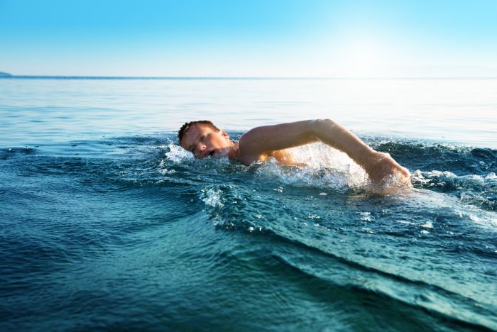 Pływanie to aktywność fizyczna, która znakomicie wpływa na zdrowie i sylwetkę