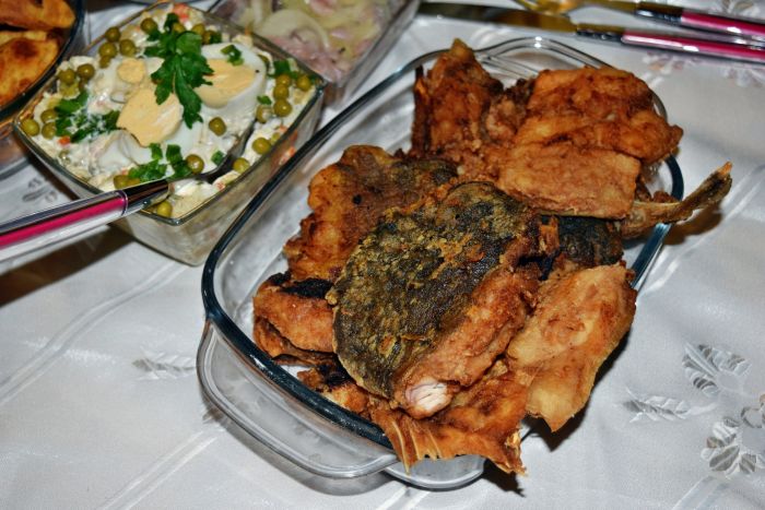 Smażony karp to nieodzowny element w&nbsp;okresie świątecznym.