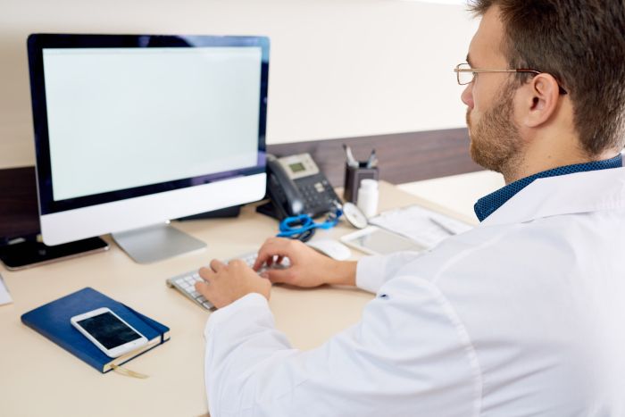 Elektroniczne zwolnienia mogą wystawiać lekarze posiadający profil na PUE ZUS lub zintegrowaną z PUE aplikację gabinetową