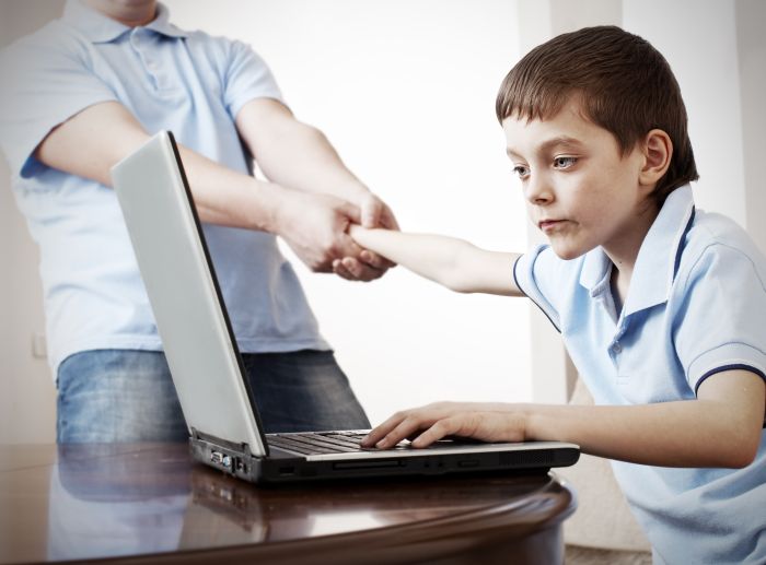 Rodzić powinien ograniczać aktywność dziecka w internecie, by pomóc mu w uniknięciu uzależnienia