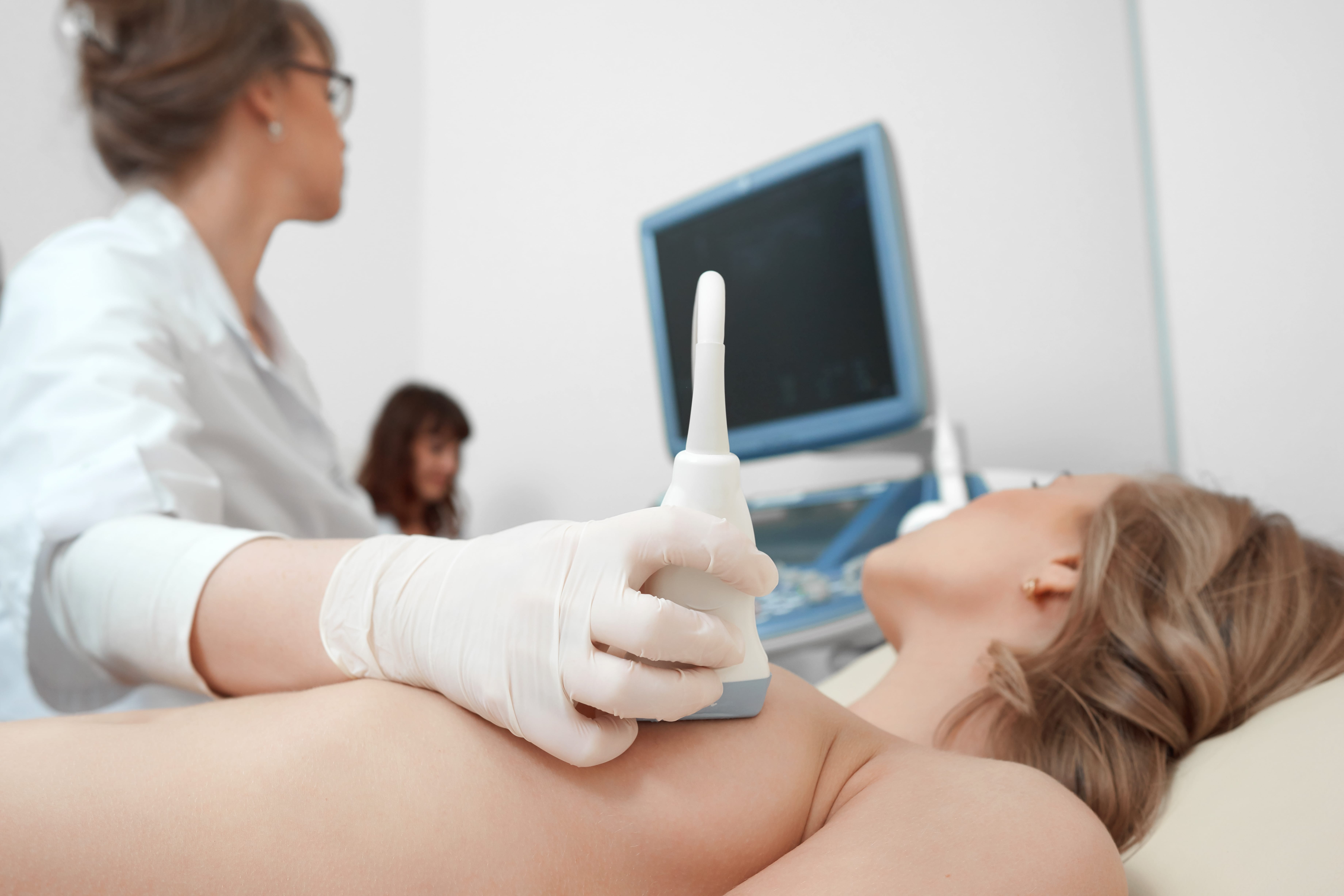 Po ukończeniu 30 lat, badanie ultrasonograficzne piersi powinny być przeprowadzane regularnie.