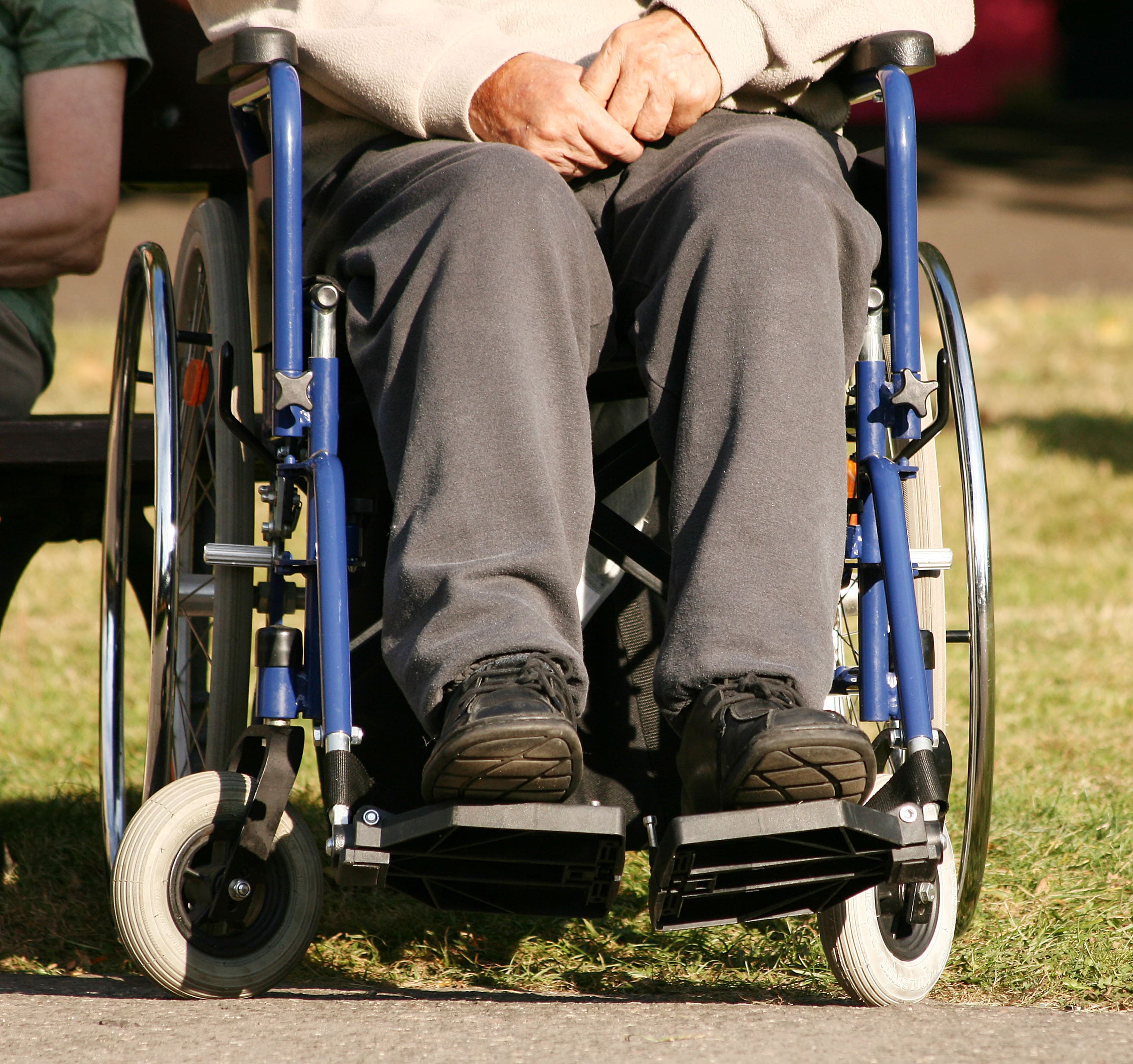 Odleżyny mogą się pojawić u osób poruszających się na wózkach.