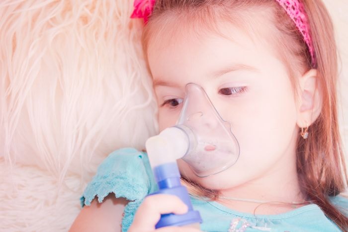 Tlenoterapia polega na korzystaniu przez Pacjenta z urządzeń, które wzbogacają w tlen powietrze do oddychania
