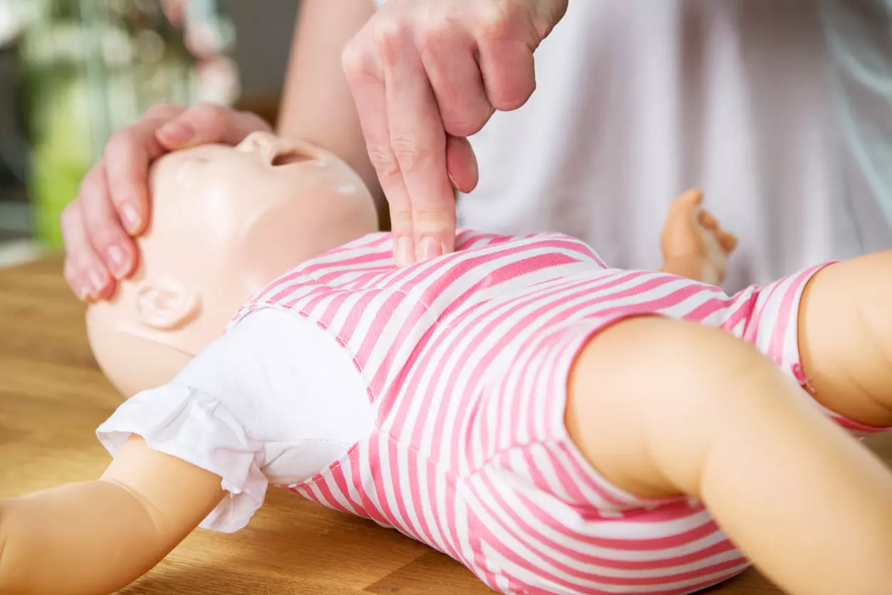 Prawidłowe uciśnięć klatki piersiowej u niemowląt. 