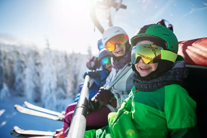 Planując, co zabierzemy ze sobą na narty, warto przygotować różne preparaty, które zapewnią naszej skórze odpowiednią ochronę.