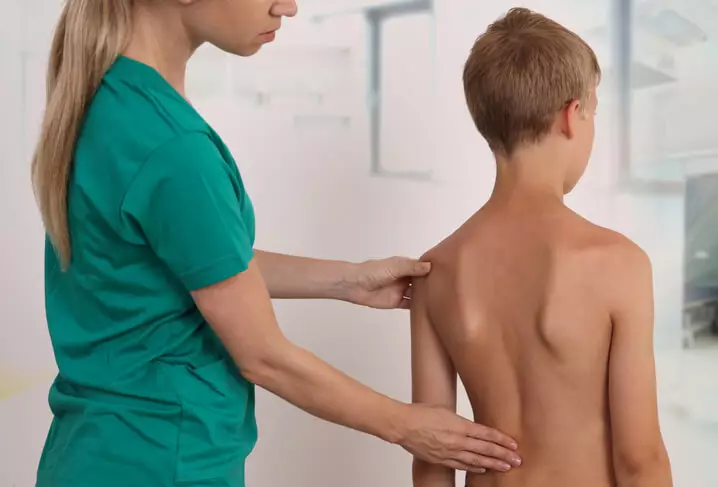 Dzieci w okresie dorastania powinny regularnie badać postawę ciała. 