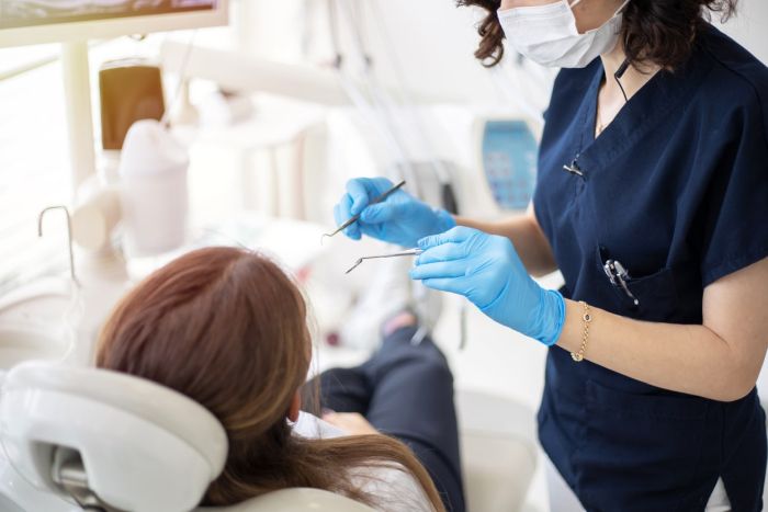Leczeniem paradontozy zajmuje się periodontolog