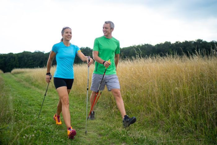 Warto wykonywać nordic walking, to dobra forma regularnej aktywności fizycznej.