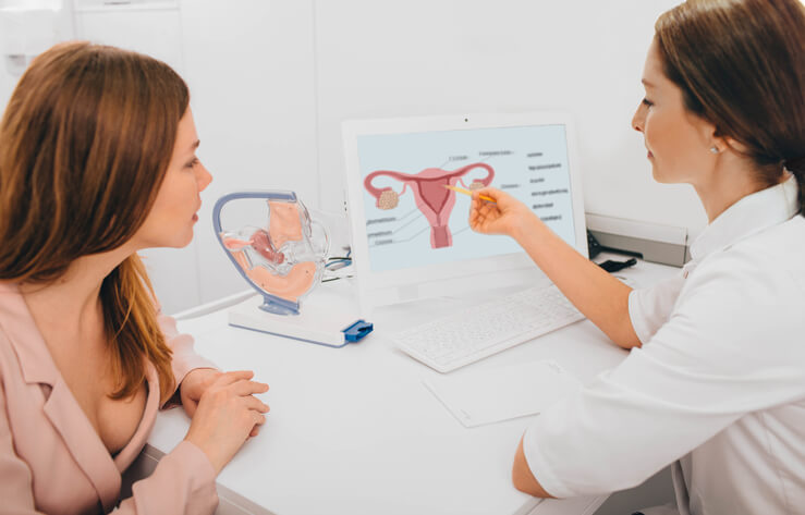Podczas pierwszej wizyty u ginekologa lekarz zbierze informacje od pacjentki na temat ogólnego stanu zdrowia i wcześniej przebytych chorób.  