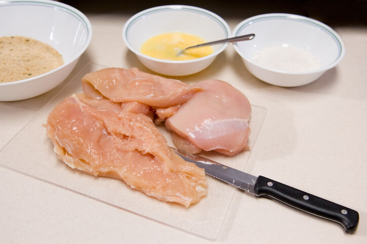 Zanieczyszczone mięso to jedna z dróg zakażenia się pałeczkami Salmonelli. 