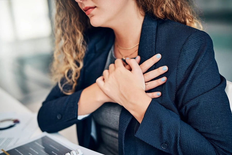 Ból w klatce piersiowej może być oznaką arytmii serca.