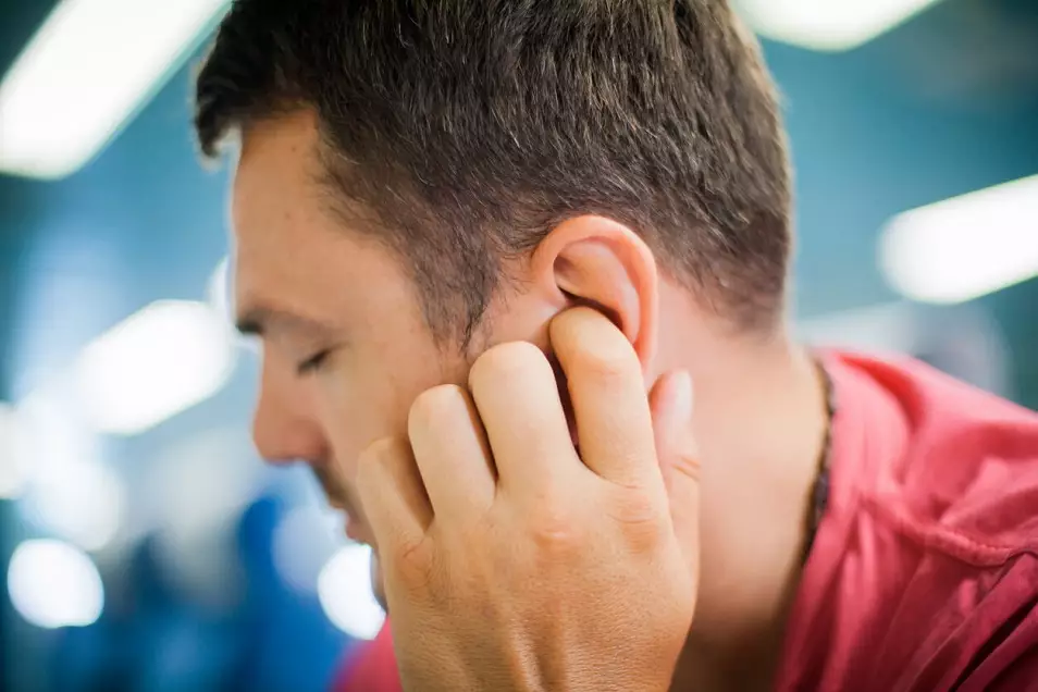 Zatkane ucho - często ucho zatyka się mechanicznie.
