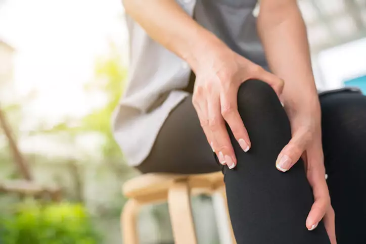 Ból kolana może utrudniać czynności wykonywane na co dzień. 