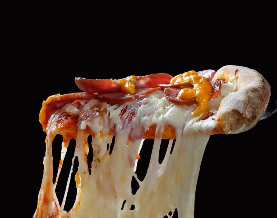 Kalorie w pizzy to przede wszystkim wina tłustych serów.