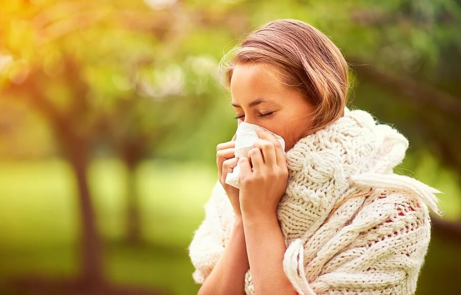 Objawy alergii na pyłki to m.in. wodnisty katar, łzawienie oczu.