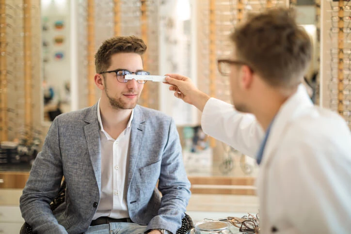 Optometrysta pomoże dobrać odpowiednie okulary. 
