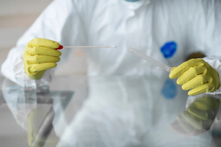 Test genetyczny RT-PCR na koronawirusa pobiera się najczęściej z nosogardzieli lub gardła. 