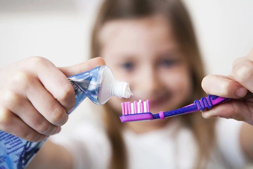 Ile pasty do zębów dla dziecka? Nie więcej niż ziarnko grochu.