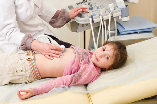 W trakcie USG jamy brzusznej dziecko powinno mieć wypełniony pęcherz.