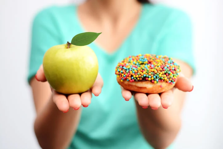 Co jeść przy cukrzycy? Odpowiednio skomponowana dieta dla osób chorujących na cukrzycę, powinna wyeliminować pewne grupy produktów, jak słodycze czy tłuszcze zwierzęce.