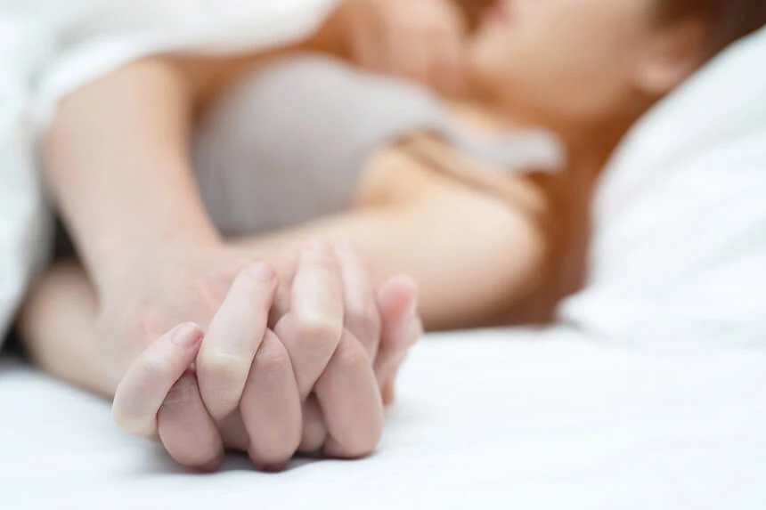 Seksoholizm to stan niekontrolowanego odczuwania swoich potrzeb seksualnych. Seksoholik może prowadzić podwójne życie, uprawiać seks z przypadkowymi partnerami.
