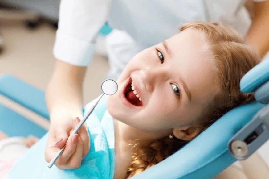 Regularne wizyty u dentysty, na których wykonywane są przeglądy zębów, pomogą dzieciom uniknąć rozwoju próchnicy.