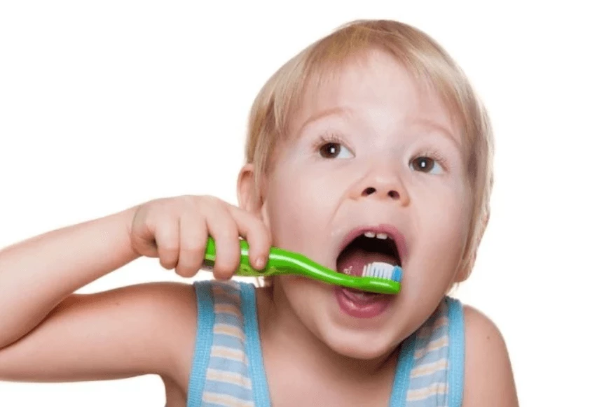 Niewłaściwa higieny jamy ustnej (np. złe szczotkowanie zębów) może zwiększać ryzyko pojawienia się choroby bakteryjnej zębów.