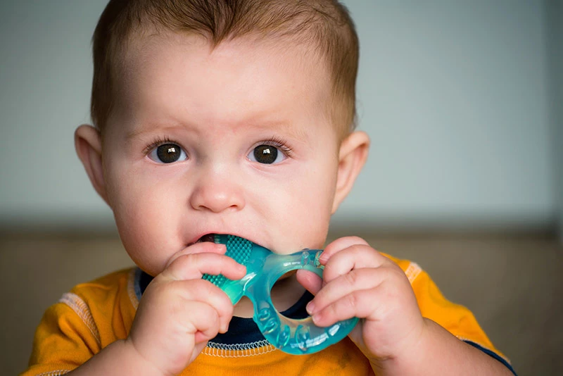 Sposobem na łagodzenie objawów ząbkowania jest podanie dziecku gryzaka.