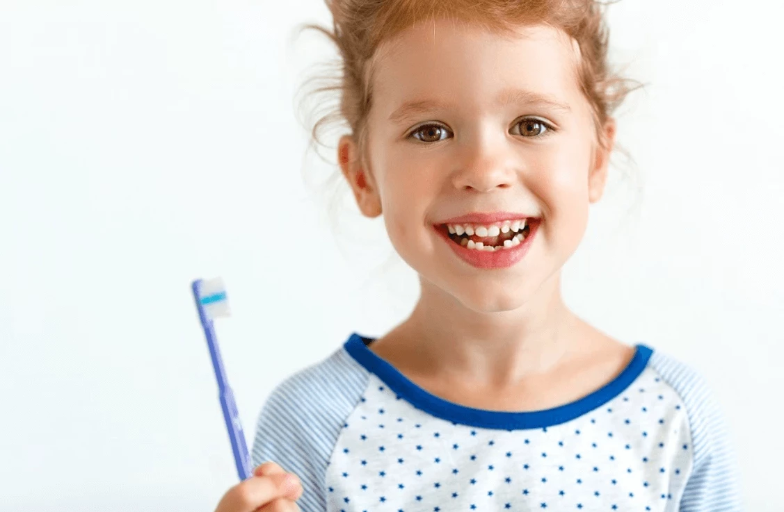 Zęby dziecka szczotkuj odpowiednio dobraną pastą.