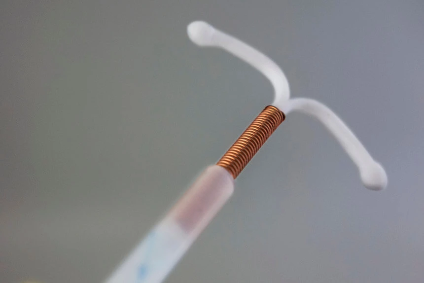 Niehormonalna wkładka stopniowo uwalnia atomy miedzi.