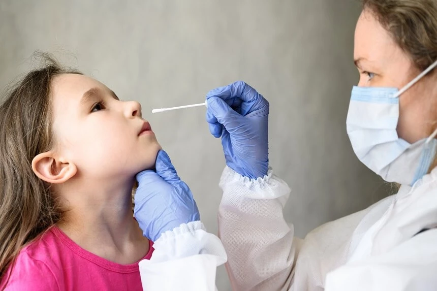 Test odróżniający COVID-19 od grypy jest bezpieczny również dla dzieci.