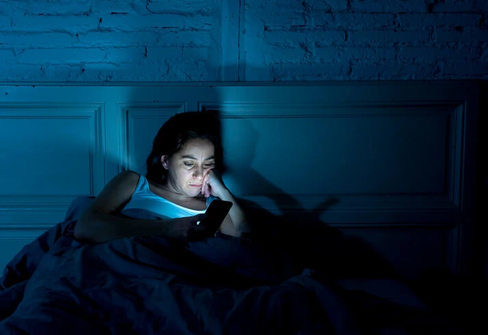 Korzystanie ze smartfona przed snem, może powodować trudności z zaśnięciem. 
