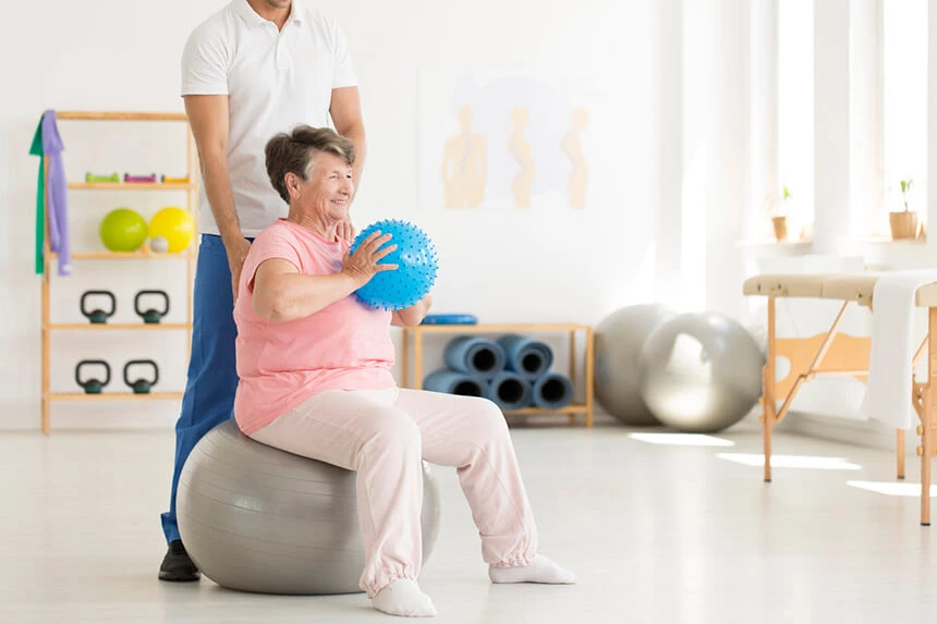 Ćwiczenia i rehabilitacja mogą znacznie pomóc na sprawność fizyczną w tym utrzymywanie równowagi.