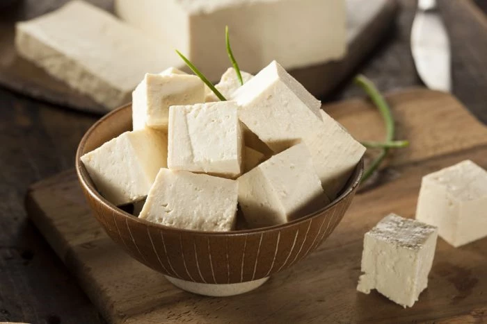 Dieta ta charakteryzuje się spożywaniem produktów roślinnych, ale nie można zapominać o odpowiedniej ilości białka. Tofu to bogate źródło nabiału pochodzenia roślinnego.