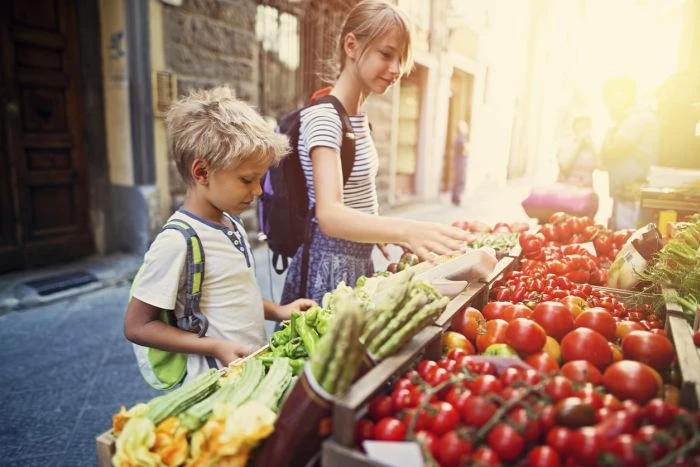 Dieta roślinna u&nbsp;dzieci to niższe ryzyko nadwagi i&nbsp;otyłości, ale stosując daną dietę, warto zadbać o&nbsp;odpowiednią podaż białka. 