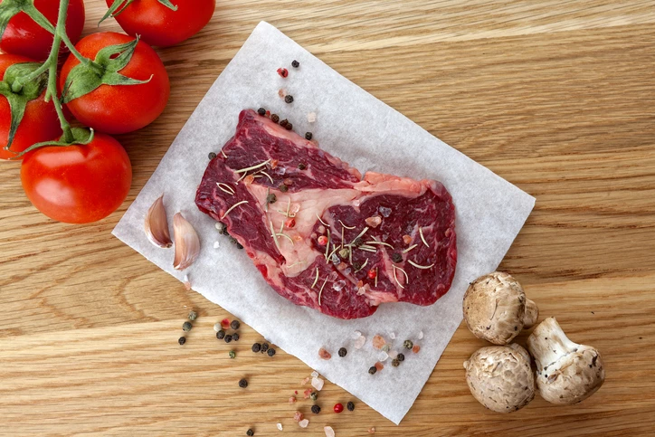 Dieta planetarna zakłada ograniczenie spożywania mięsa czerwonego.  