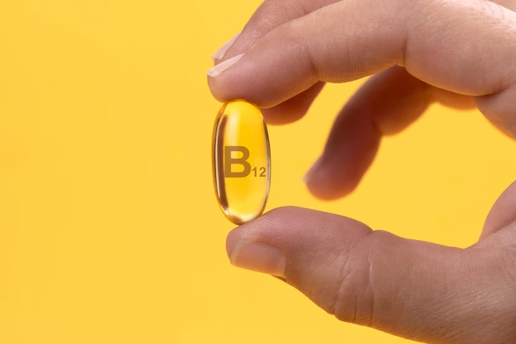 Charakterystycznymi objawami niedoboru witaminy B12 mogą być: anemia, utrata czucia smaku, nudności, zaparcie, biegunka, zaburzenia nastroju, zaburzenia widzenia, kołatanie serca.
