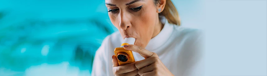 Spirometria to badanie mierzące objętość i pojemność płuc. Próba rozkurczowa ocenia odwracalność obturacji.