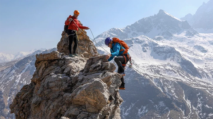 Przy alpinizmie poza doskonałą wiedzą o drogach wspinaczkowych czy ekstremalnych warunkach na trasie, warto jednak pamiętać o zagrożeniach zdrowotnych, które mogą dotknąć nawet doświadczonych wspinaczy nie tylko początkujących. 