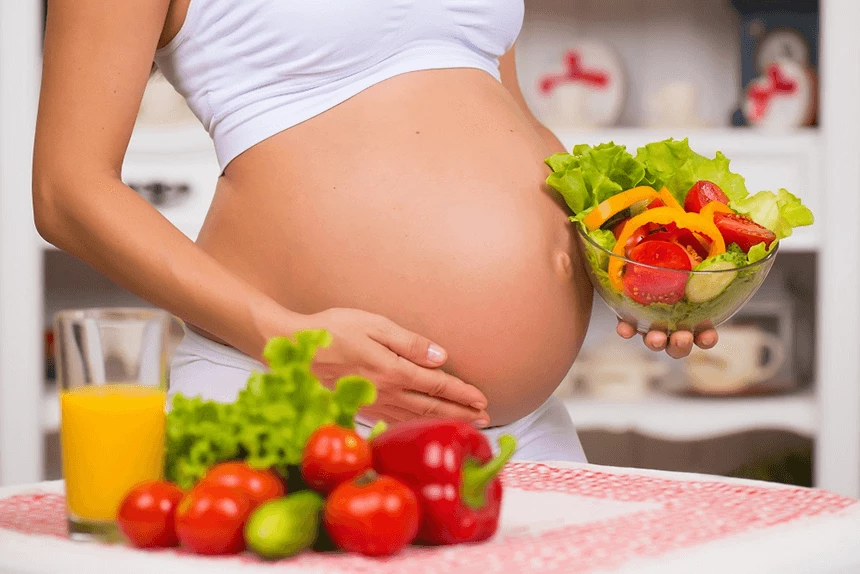 Odżywianie w ciąży: opórcz niezbędnych składników spożywczych zaleca się suplementowanie m.in. kwasu foliowego.