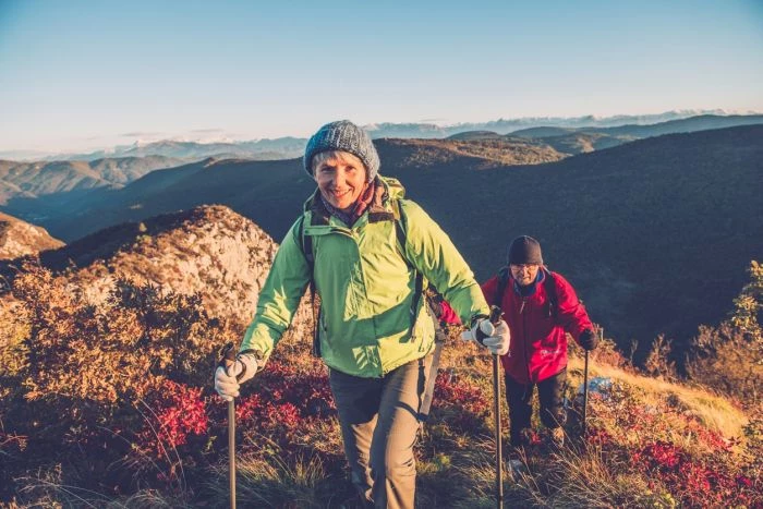 Nordic Walking to świetny przykład aktywności ruchowej osób starszych - angażuje 90 proc. mięśni organizmu. 
