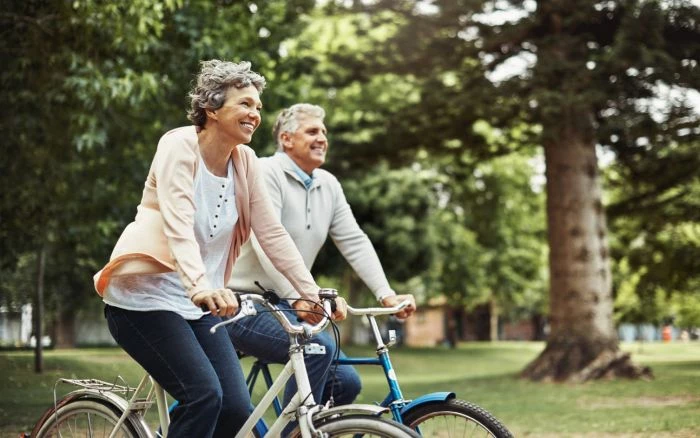 Rower może być dobrym zamiennikiem siedzącego trybu życia. To łatwa i dość bezpieczna forma aktywności.