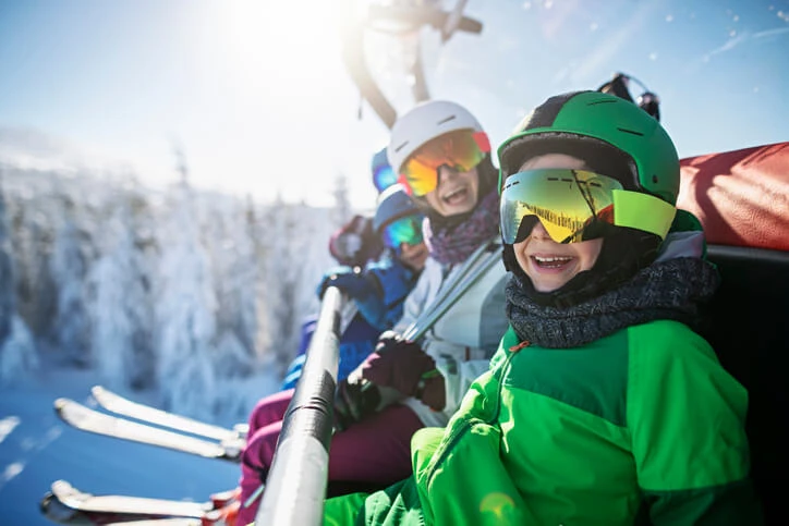Poza dobrze dobranymi nartami, w przygotowaniu sportowym ważne jest także zapewnienie dedykowanej odzieży, nieważne czy jesteśmy początkującymi narciarzami bądź średniozaawansowanymi.