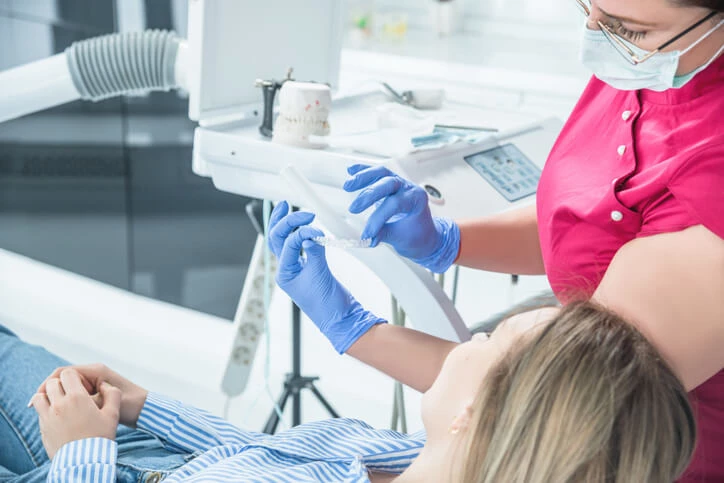 Stomatolog może zlecić wykonanie specjalnej szyny na zęby. Czy powikłania są niebezpieczne dla pacjenta? Jak zapobiec konsekwencjom bruksizmu?