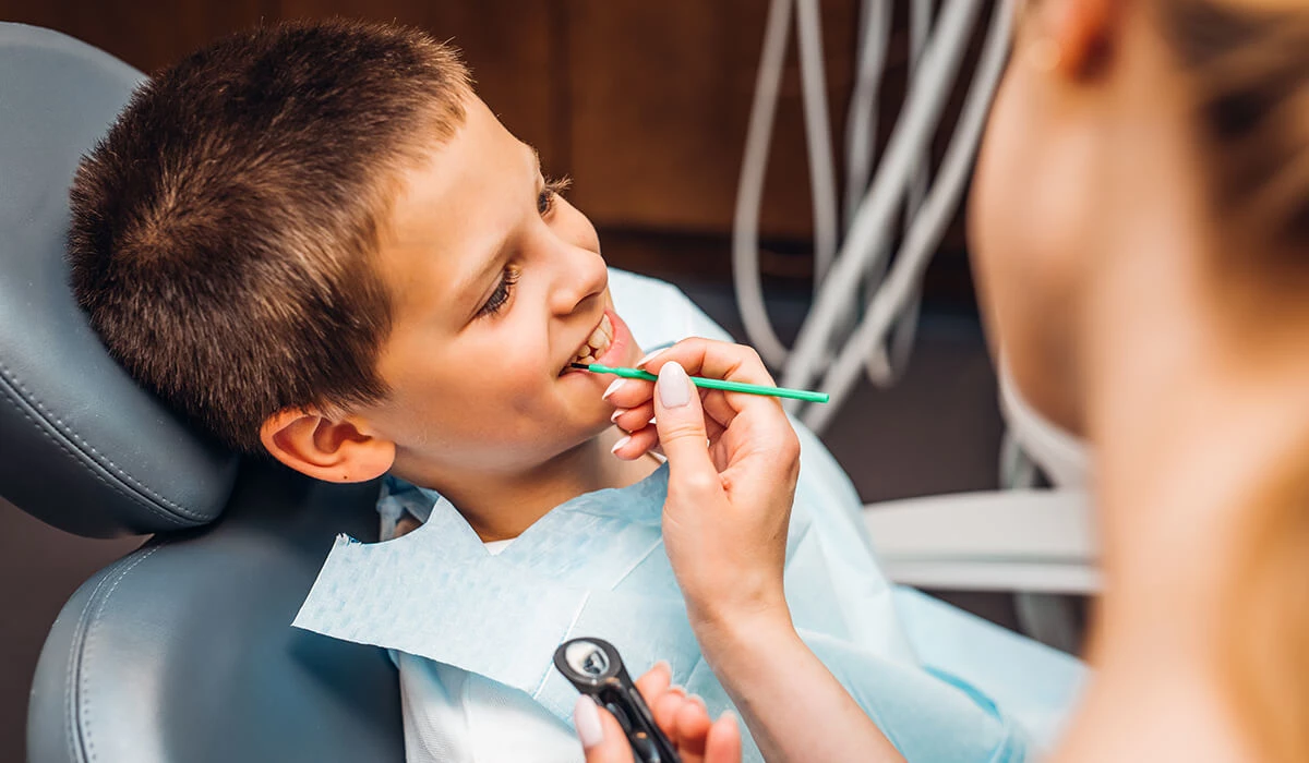 Lakierowanie zębów często wykonuje się u dzieci