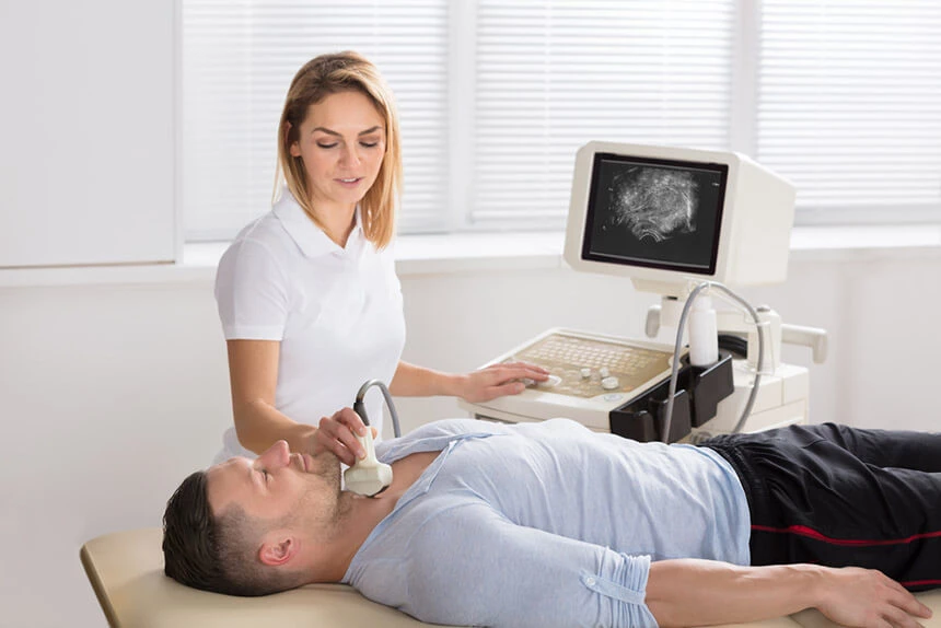 Na czym polea USG węzłów chłonnych? Lekarz smaruje specjalnym żelem głowicę ultrasonograficzną i dzięki ultradźwiękom obrazuje i ocenia węzły.