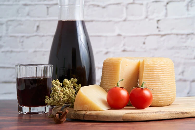 Produkty spożywcze, w których znajduje się histamina to m.in. czerwone wino czy tłuste i pleśniowe sery.